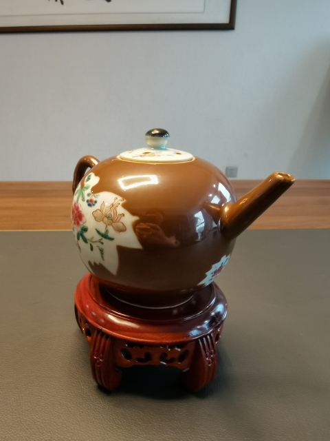 古玩陶瓷雍正紫金釉開光粉彩花卉紋大茶壺拍賣,當前價格3980元