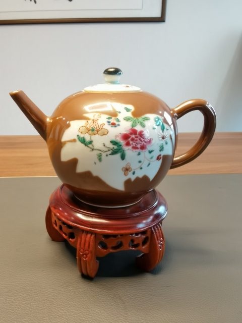 古玩陶瓷雍正紫金釉開光粉彩花卉紋大茶壺拍賣,當前價格3980元