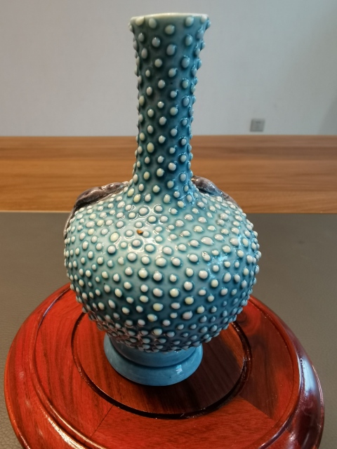古玩陶瓷一把抓珍珠地貼塑松鼠葡萄紋撇口瓶拍賣,當前價格1500元