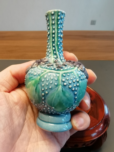 古玩陶瓷一把抓珍珠地貼塑松鼠葡萄紋撇口瓶拍賣,當前價格1500元