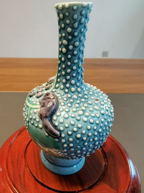 古玩陶瓷一把抓珍珠地貼塑松鼠葡萄紋撇口瓶拍賣,當前價格1500元