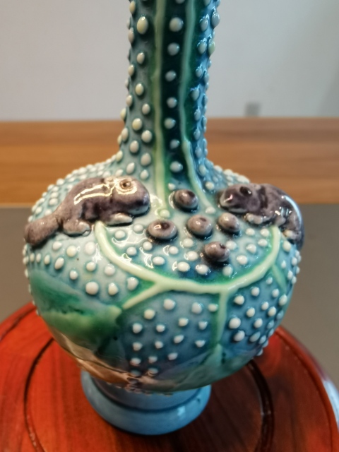 古玩陶瓷一把抓珍珠地貼塑松鼠葡萄紋撇口瓶拍賣,當前價格1500元