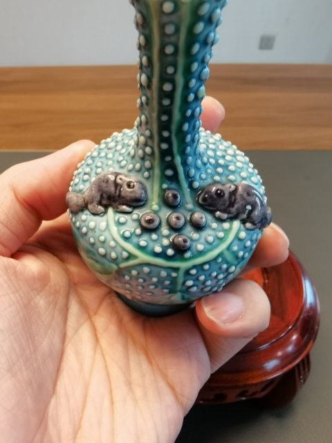 古玩陶瓷一把抓珍珠地貼塑松鼠葡萄紋撇口瓶拍賣,當前價格1500元