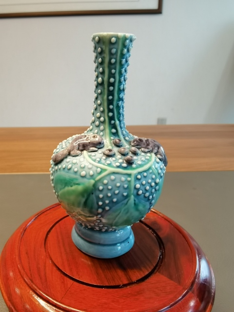 古玩陶瓷一把抓珍珠地貼塑松鼠葡萄紋撇口瓶拍賣,當前價格1500元