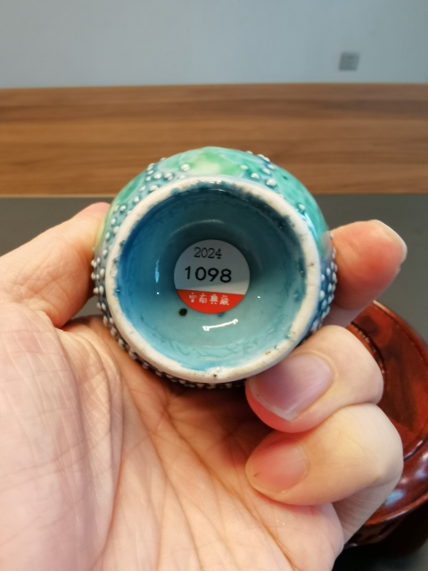 古玩陶瓷一把抓珍珠地貼塑松鼠葡萄紋撇口瓶拍賣,當前價格1500元
