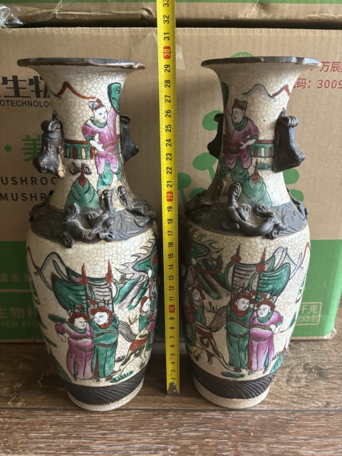 古玩陶瓷清末哥釉鐵銹粉彩刀馬人物花口瓶拍賣,當前價格3600元