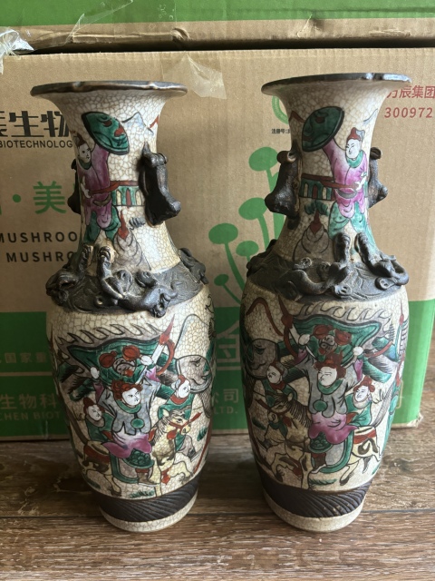 古玩陶瓷清末哥釉鐵銹粉彩刀馬人物花口瓶拍賣,當前價格3600元