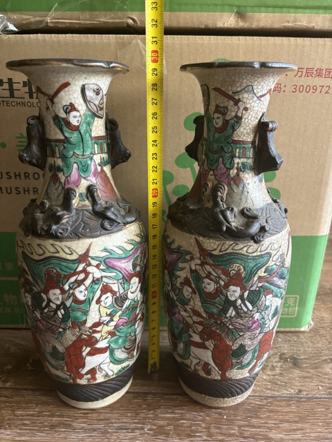 古玩陶瓷清末哥釉鐵銹粉彩刀馬人物花口瓶拍賣,當前價格3600元