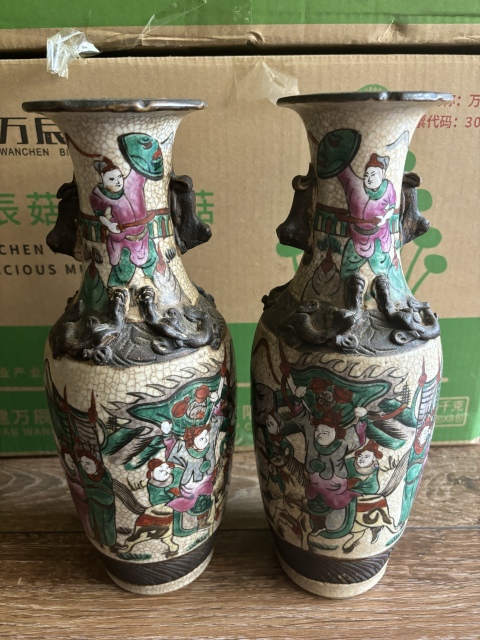 古玩陶瓷清末哥釉鐵銹粉彩刀馬人物花口瓶拍賣,當前價格3600元