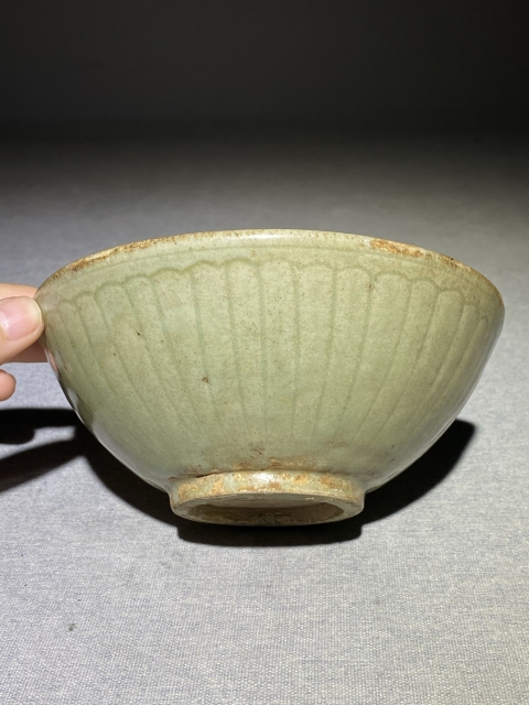 古玩陶瓷元代龍泉青瓷刻仰蓮紋碗拍賣(mài)，當(dāng)前價(jià)格888元