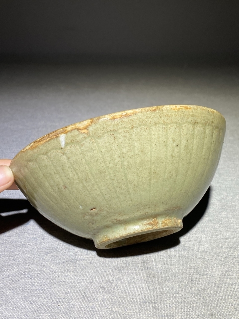 古玩陶瓷元代龍泉青瓷刻仰蓮紋碗拍賣(mài)，當(dāng)前價(jià)格888元