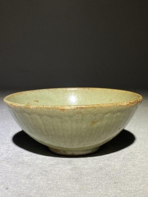古玩陶瓷元代龍泉青瓷刻仰蓮紋碗拍賣(mài)，當(dāng)前價(jià)格888元