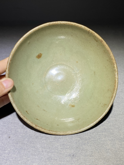 古玩陶瓷元代龍泉青瓷刻仰蓮紋碗拍賣(mài)，當(dāng)前價(jià)格888元