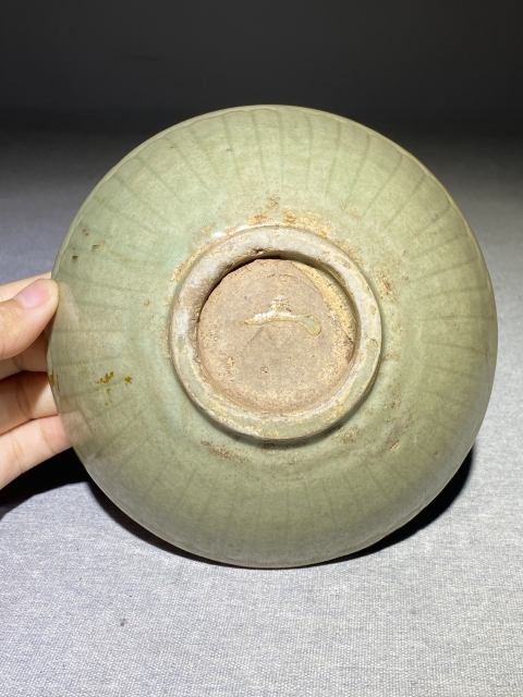 古玩陶瓷元代龍泉青瓷刻仰蓮紋碗拍賣(mài)，當(dāng)前價(jià)格888元