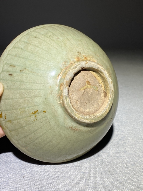 古玩陶瓷元代龍泉青瓷刻仰蓮紋碗拍賣(mài)，當(dāng)前價(jià)格888元