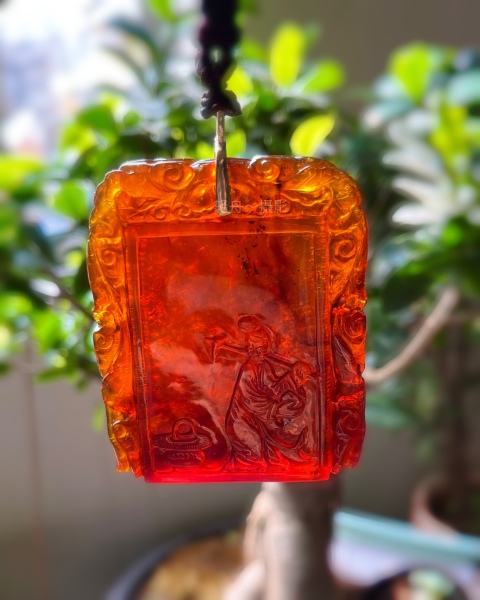 古玩玉器清代天然老琥珀牌拍賣，當(dāng)前價格80000元