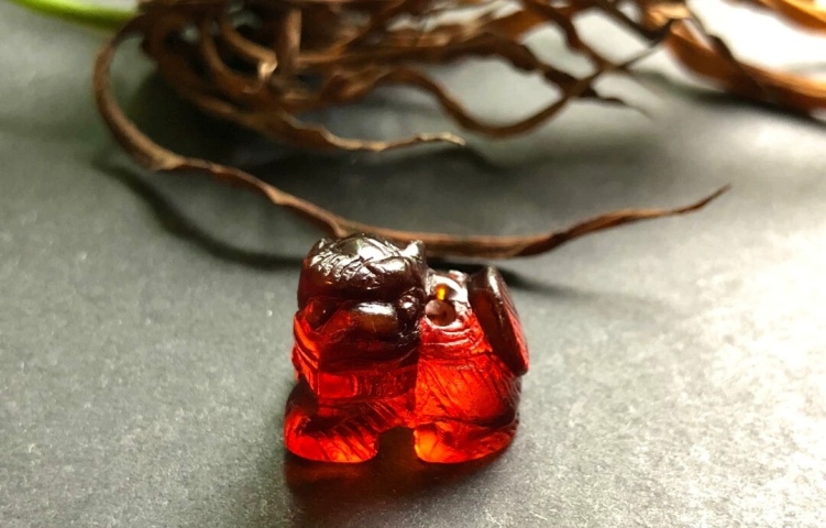 古玩玉器清代琥珀小獅子墜子拍賣,當前價格18000元