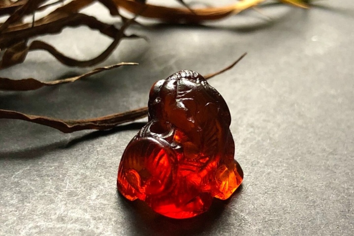 古玩玉器清代琥珀小獅子墜子拍賣,當前價格18000元