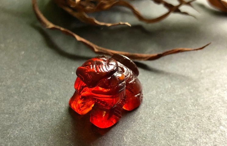 古玩玉器清代琥珀小獅子墜子拍賣,當前價格18000元