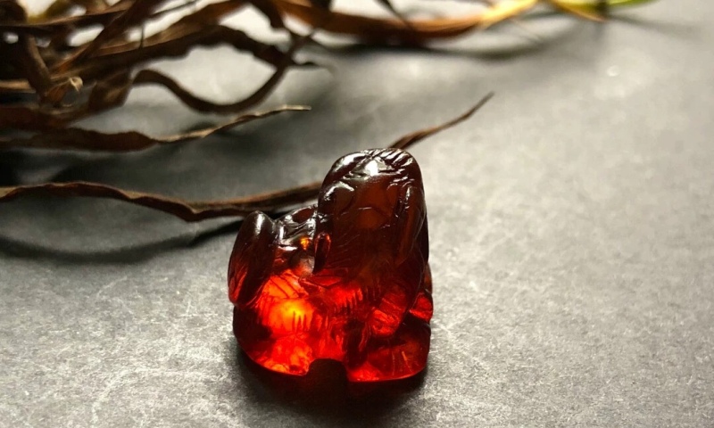 古玩玉器清代琥珀小獅子墜子拍賣,當前價格18000元