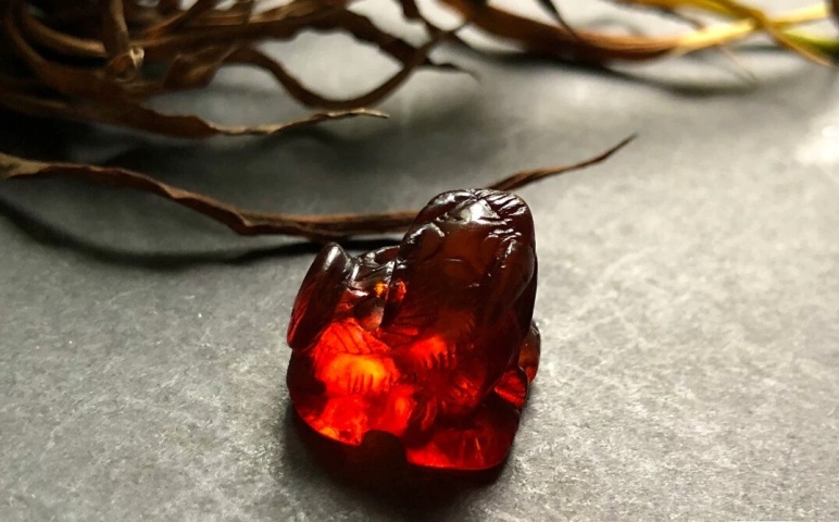 古玩玉器清代琥珀小獅子墜子拍賣,當前價格18000元