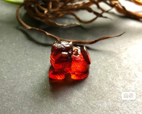 古玩玉器清代琥珀小獅子墜子拍賣,當前價格18000元