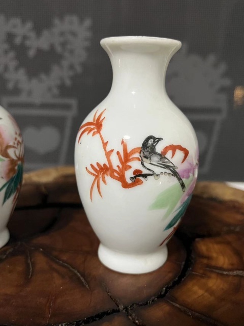 古玩陶瓷解放初期花鳥紋瓶拍賣，當前價格288元