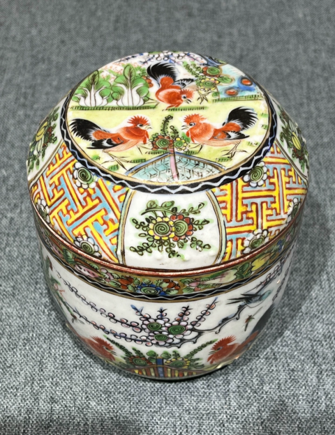 古玩陶瓷廣彩公雞白菜喜上梅枝鼓釘蓋罐拍賣，當(dāng)前價格2588元