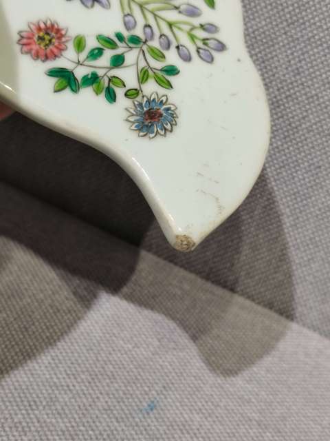 古玩陶瓷粉彩紫氣東來寓意樹葉形瓷板拍賣,當前價格0元