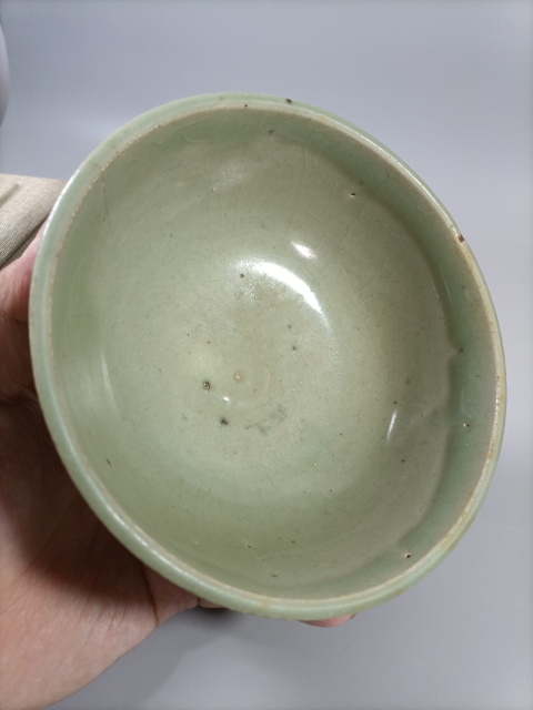 古玩陶瓷元末明初龍泉青瓷刻線條紋茶碗拍賣,當(dāng)前價(jià)格2000元