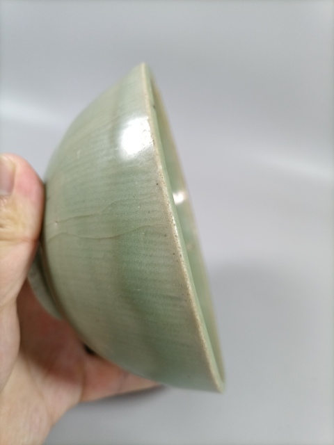 古玩陶瓷元末明初龍泉青瓷刻線條紋茶碗拍賣,當(dāng)前價(jià)格2000元
