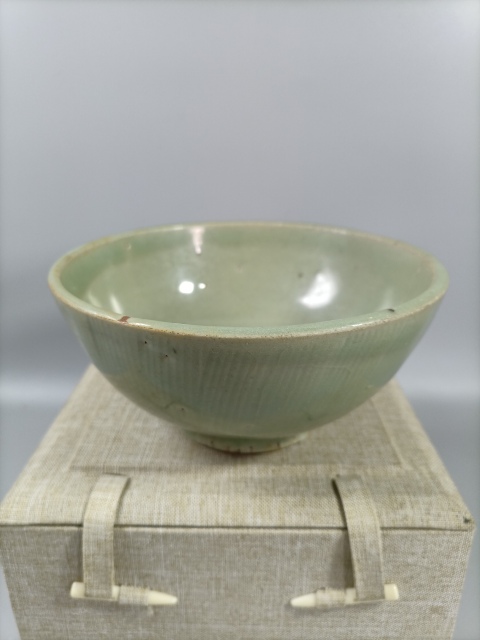 古玩陶瓷元末明初龍泉青瓷刻線條紋茶碗拍賣,當(dāng)前價(jià)格2000元