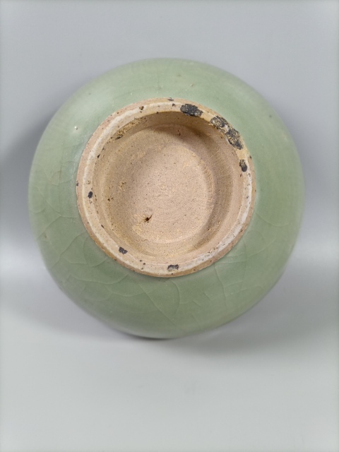 古玩陶瓷元末明初龍泉青瓷刻線條紋茶碗拍賣,當(dāng)前價(jià)格2000元