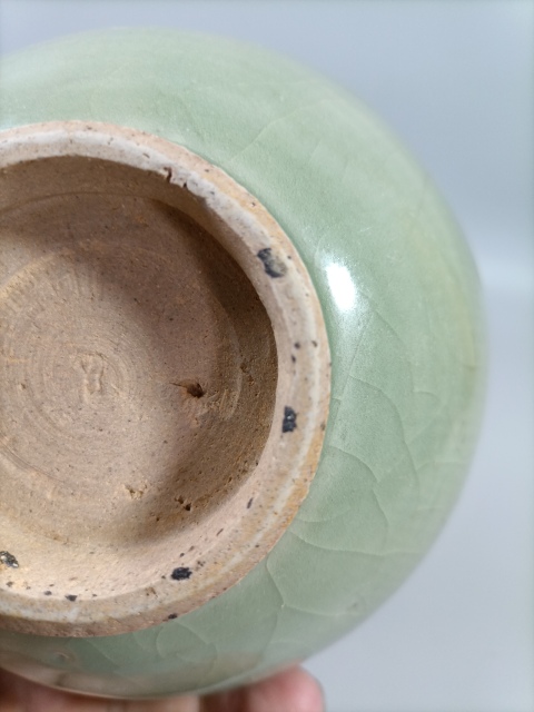 古玩陶瓷元末明初龍泉青瓷刻線條紋茶碗拍賣,當(dāng)前價(jià)格2000元