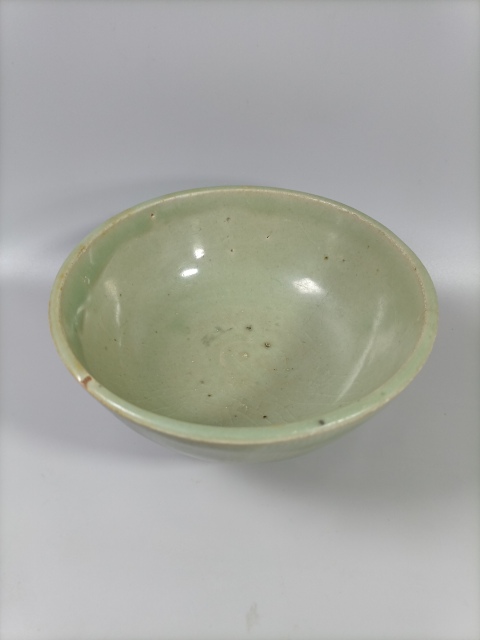 古玩陶瓷元末明初龍泉青瓷刻線條紋茶碗拍賣,當(dāng)前價(jià)格2000元
