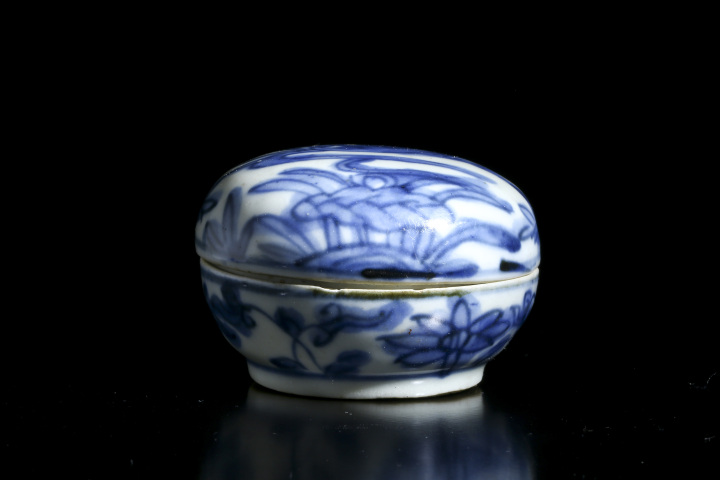 古玩陶瓷明·青花蓮池鴛鴦紋印泥盒拍賣，當前價格7999元