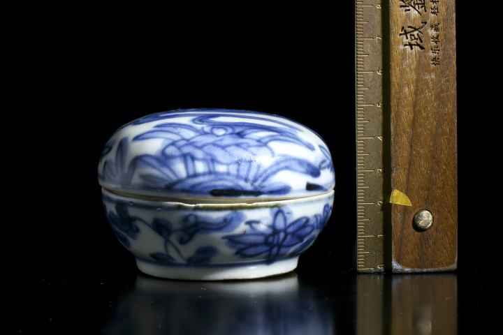 古玩陶瓷明·青花蓮池鴛鴦紋印泥盒拍賣，當前價格7999元
