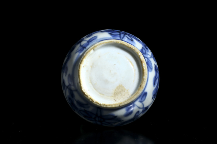 古玩陶瓷明·青花蓮池鴛鴦紋印泥盒拍賣，當前價格7999元
