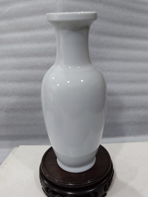 古玩陶瓷白釉盤口瓶拍賣,當(dāng)前價格680元