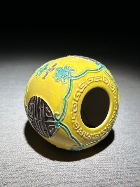 古玩陶瓷黃地素三彩瀝粉壽字水盂拍賣,當(dāng)前價(jià)格6200元