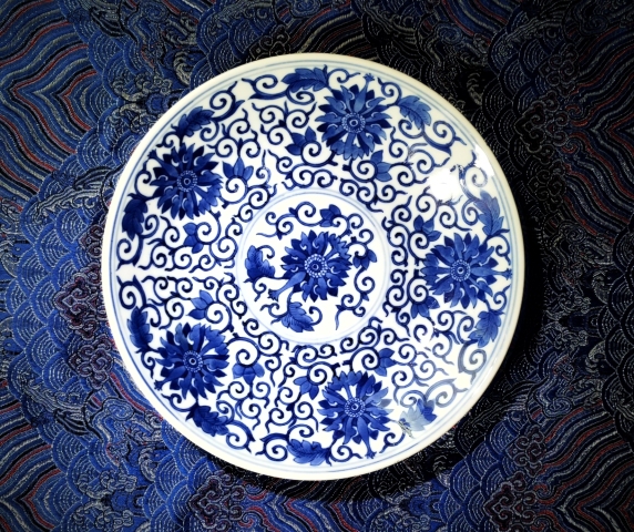 古玩陶瓷佳士得官窯精品青花纏枝寶相花紋盤（官）拍賣，當前價格68000元
