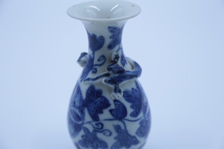 古玩陶瓷青花花卉紋貼塑螭龍撇口瓶拍賣，當前價格2200元
