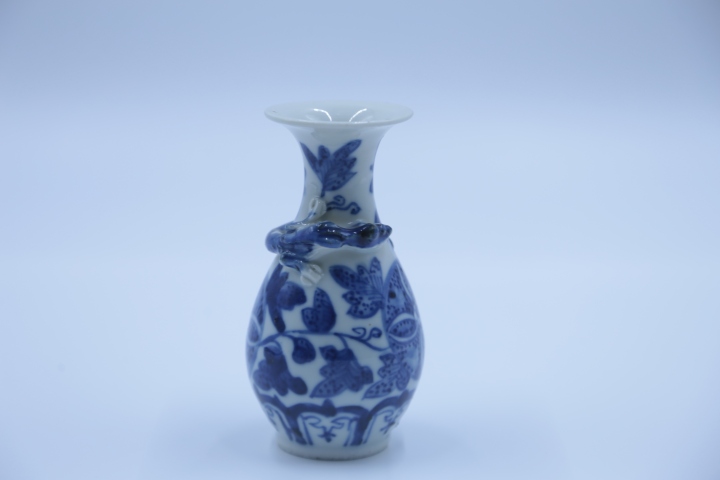 古玩陶瓷青花花卉紋貼塑螭龍撇口瓶拍賣，當前價格2200元