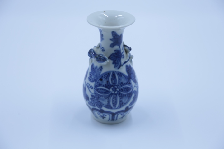 古玩陶瓷青花花卉紋貼塑螭龍撇口瓶拍賣，當前價格2200元