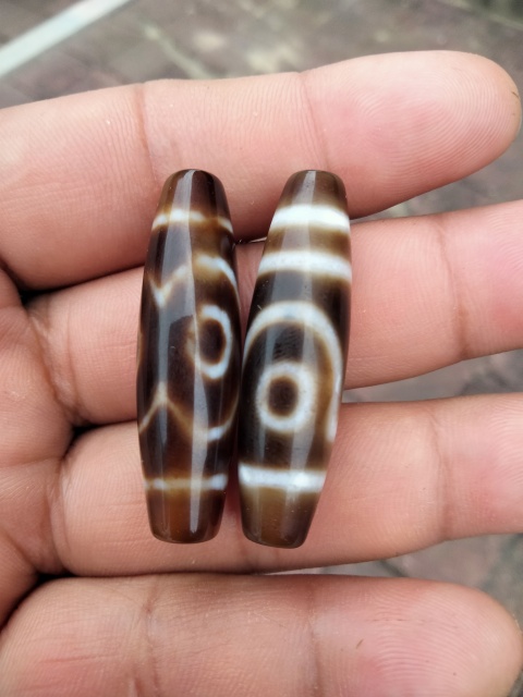 古玩玉器兩顆天珠，兩眼和三眼拍賣，當前價格500元