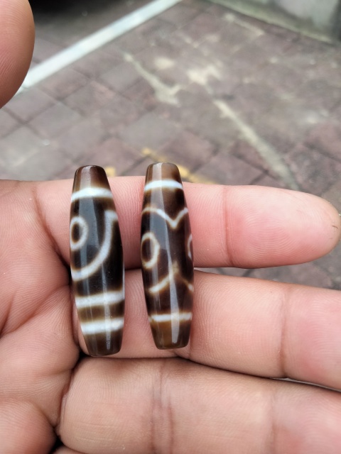 古玩玉器兩顆天珠，兩眼和三眼拍賣，當前價格500元