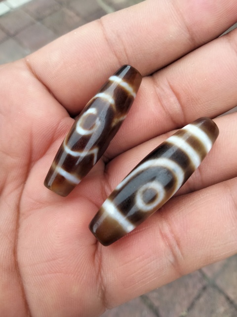 古玩玉器兩顆天珠，兩眼和三眼拍賣，當前價格500元