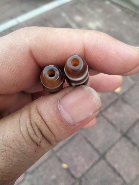 古玩玉器兩顆天珠，兩眼和三眼拍賣，當前價格500元
