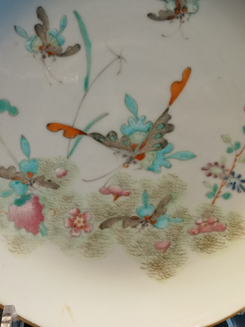 古玩陶瓷大清同治年製官窯本朝款粉彩蝶戀花盤拍賣,當前價格2600元