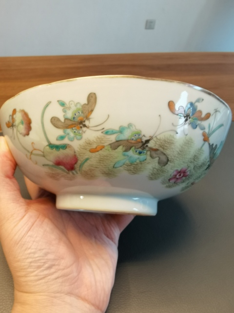 古玩陶瓷大清同治年製官窯本朝款粉彩蝶戀花紋花口碗拍賣,當前價格3200元